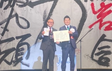 久喜市商工会青年部の竹下学氏(左)と小林全青連会長(右)の画像