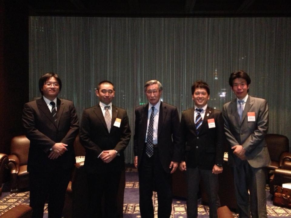 新先生と埼玉大会実行委員の集合写真の画像